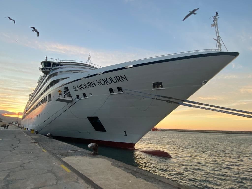Atraca en el Puerto de Motril el Seabourn Sojourn, el cuarto crucero previsto esta semana