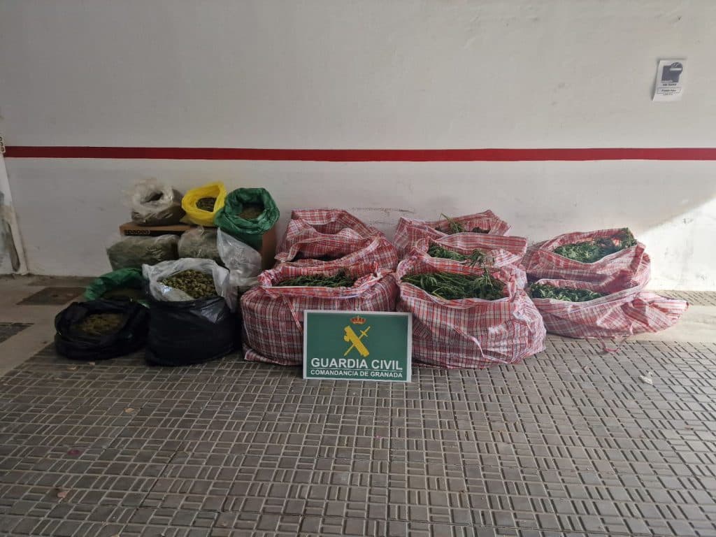 La Guardia Civil detiene a dos individuos relacionados con un vuelco de marihuana en Almuñécar