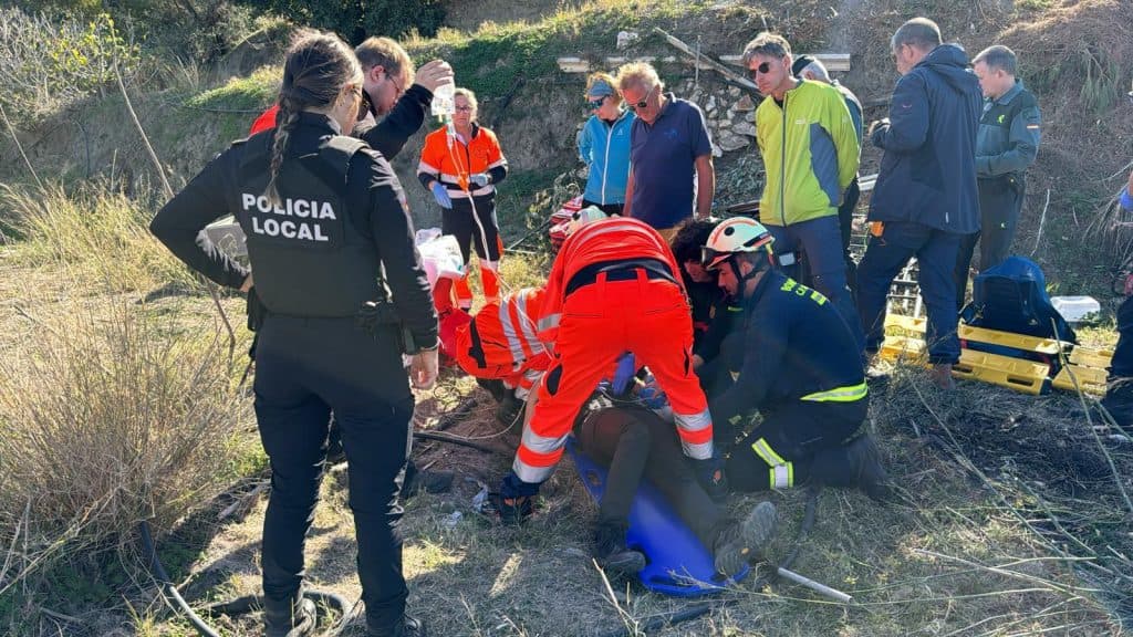 Una mujer parapentista alemana ha resultado herida tras sufrir una caída cuando volaba en La Herradura