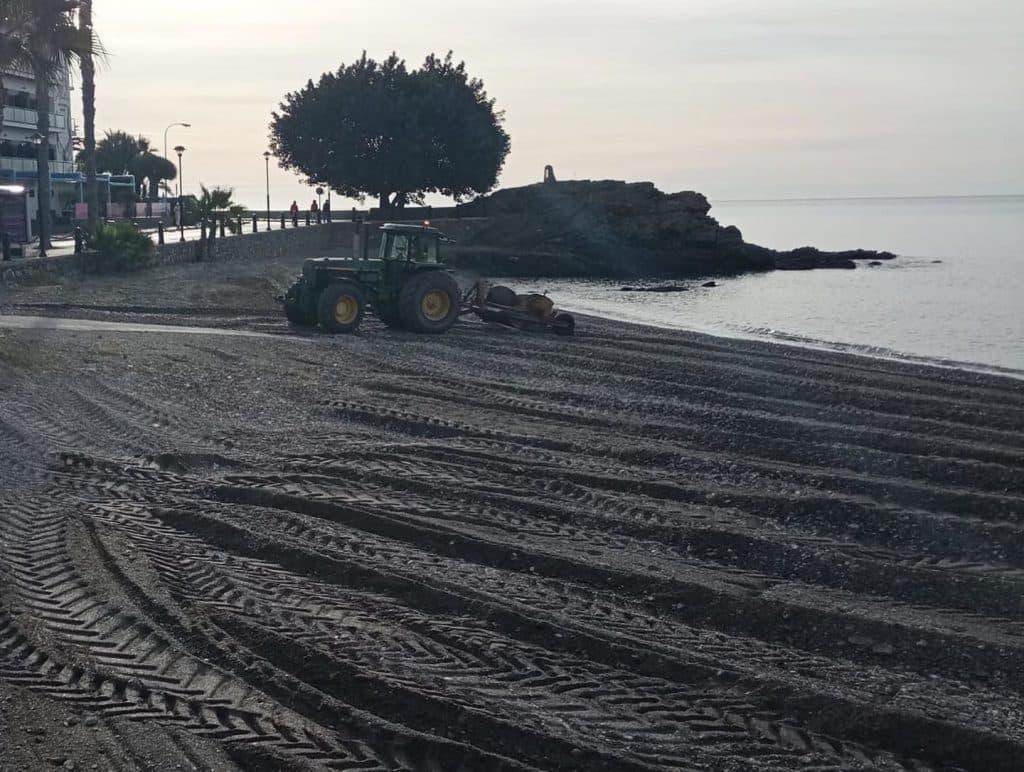 Almuñécar “borra” las huellas del temporal en las playas