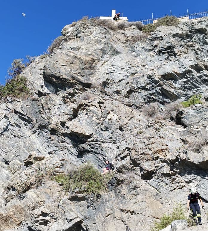 Bomberos de Almuñécar realizan un laborioso y difícil rescate de una chica en el acantilado del Peñón del Santo