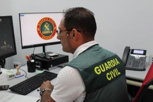 La Guardia Civil investiga a un individuo granadino por la estafa de más de 55.000 euros a un empresario a través de internet
