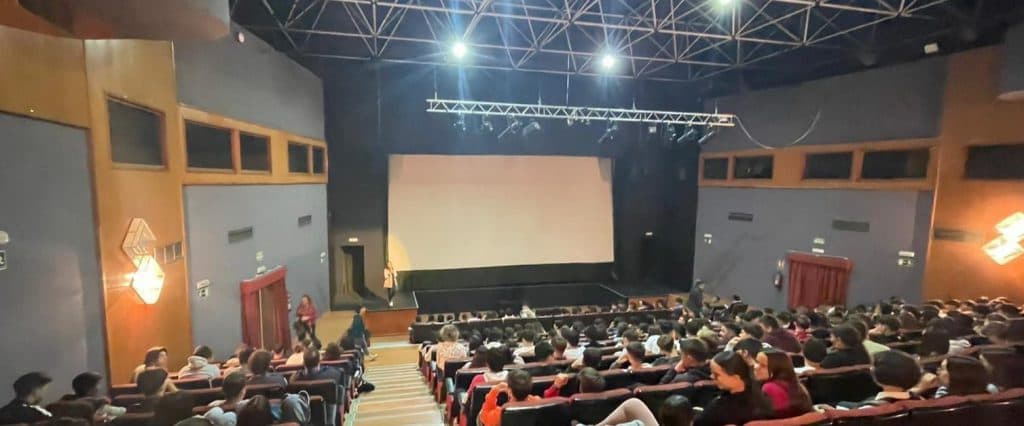 Unos 800 alumnos y alumnas de Almuñécar participan en el programa ‘Pax va al cine’