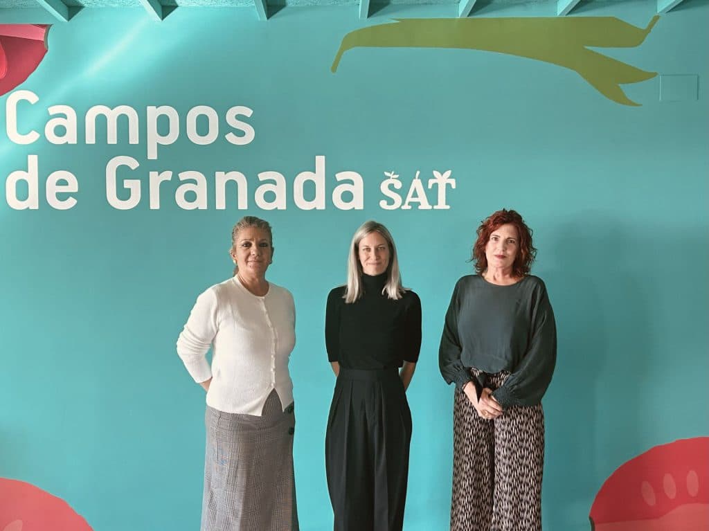 La delegada de Agricultura, María del Carmen Reyes Ruiz, visita las instalaciones de la empresa hortofrutícola Campos de Granada