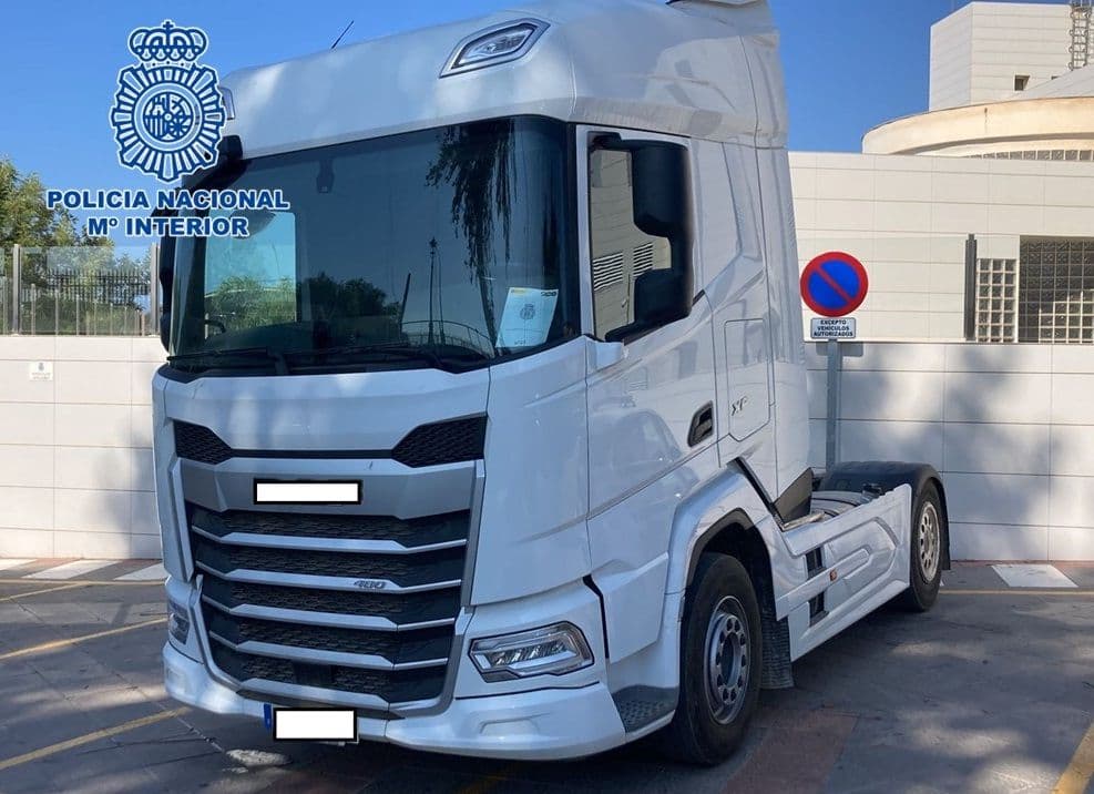 Agentes de la Policía Nacional recuperan en Motril una cabeza tractora valorada en 135.000 euros y evitan su envío a Marruecos para ser despiezada