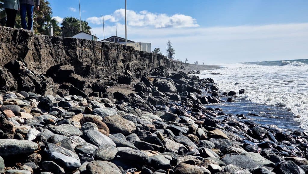 El fuerte temporal vuelve a comerse la franja litoral de playa Granada