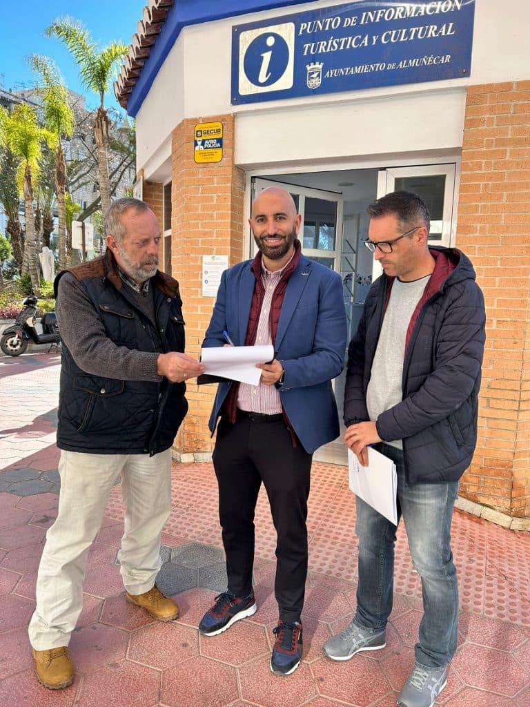 Daniel Barbero firma el acta de replanteo de las obras del punto de información turística del Paseo del Altillo de Almuñécar