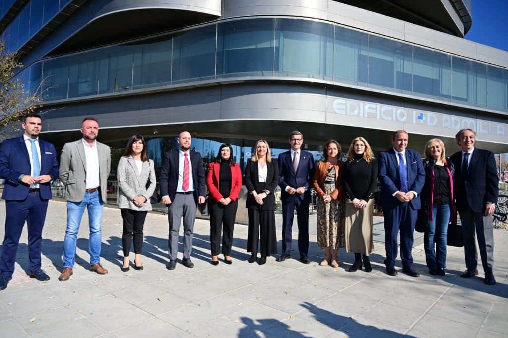 La Junta elabora un plan para fortalecer el peso de la industria farmacéutica en Andalucía