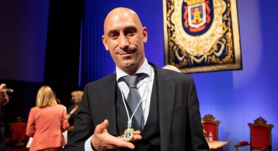 El Ayuntamiento de Motril no retira la Medalla a Luis Rubiales alegando que hay un proceso judicial abierto