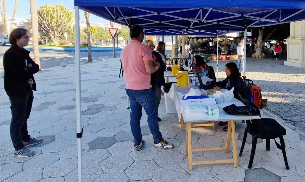 Unas 150 personas han sido vacunadas este viernes por el SAS en Almuñécar contra la gripe y Covid-19