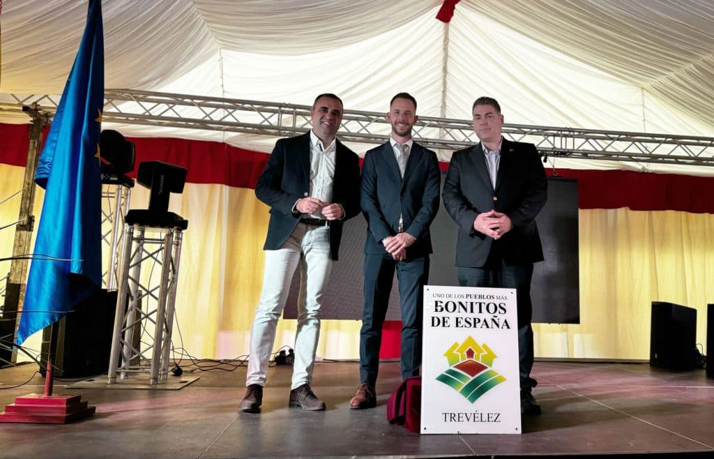 Trevélez destapa el cartel que le acredita como ‘Uno de Los Pueblos más Bonitos de España’