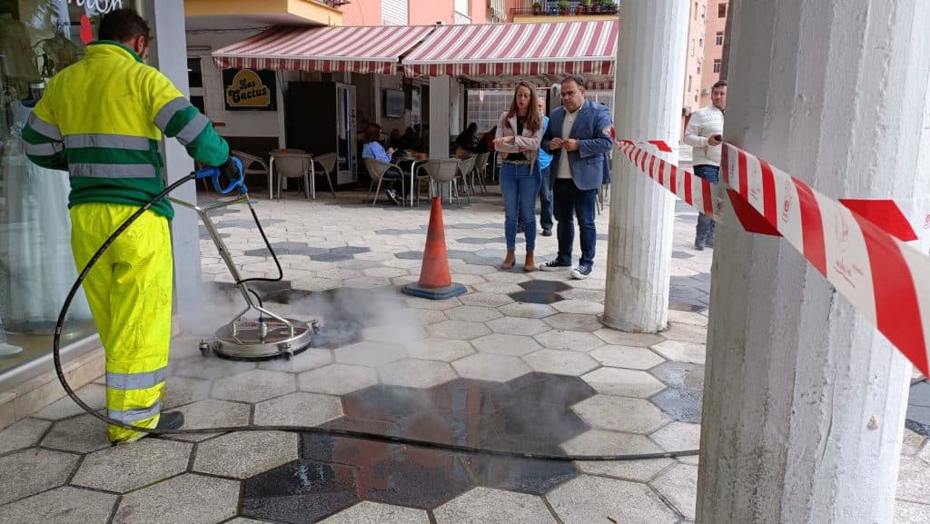 Almuñécar incorpora dos máquinas de limpieza de vapor a alta presión para aceras y paseos marítimos valoradas en más de 100.000 euros