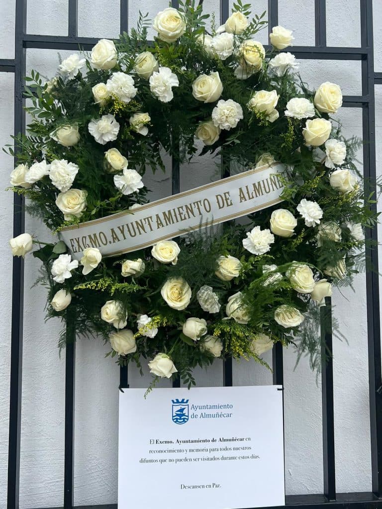 La ciudad de Almuñécar rinde homenaje a todos los difuntos colocando una corona en la entrada de su camposanto