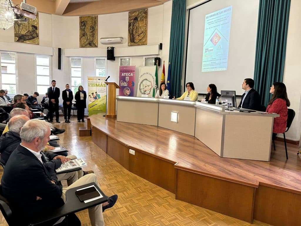 Junta y Confederación Granadina de Empresarios llevan la cultura emprendedora a las aulas