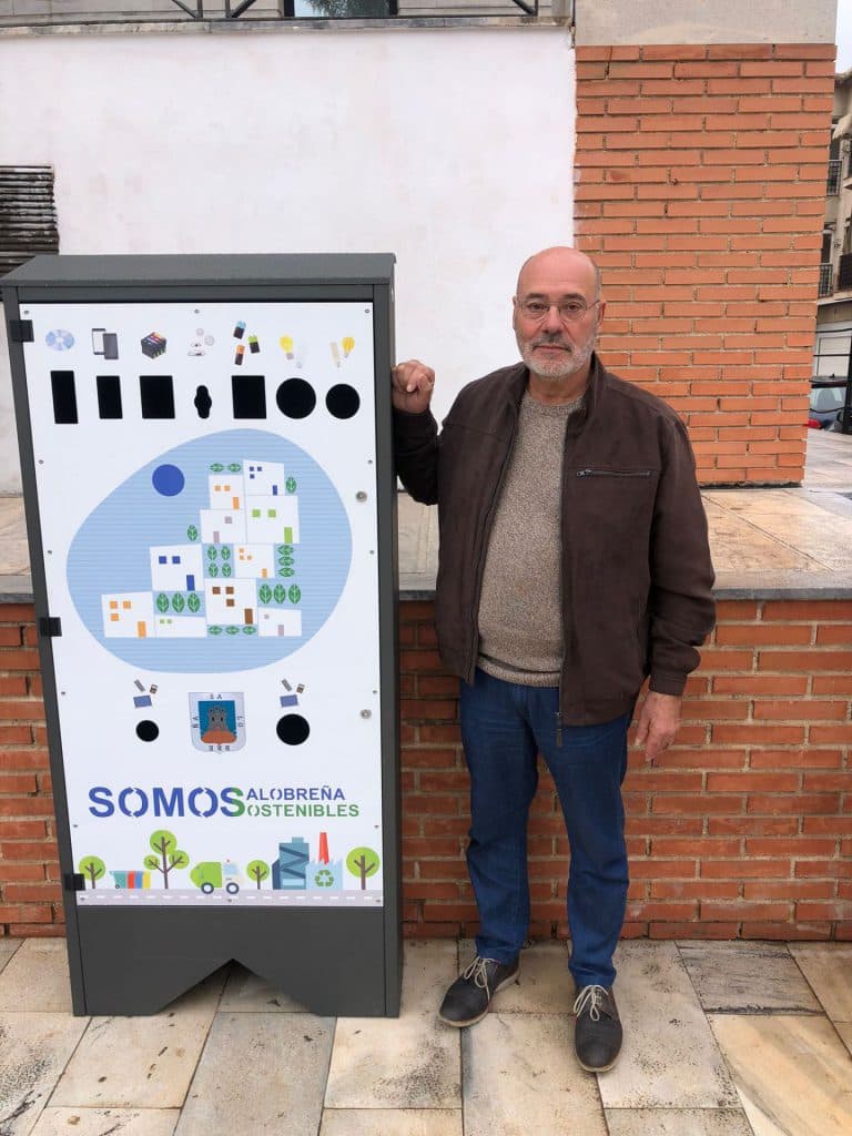 El Ayuntamiento de Salobreña coloca 30 papeleras y 5 puntos limpios fijos para facilitar la recogida selectiva de residuos