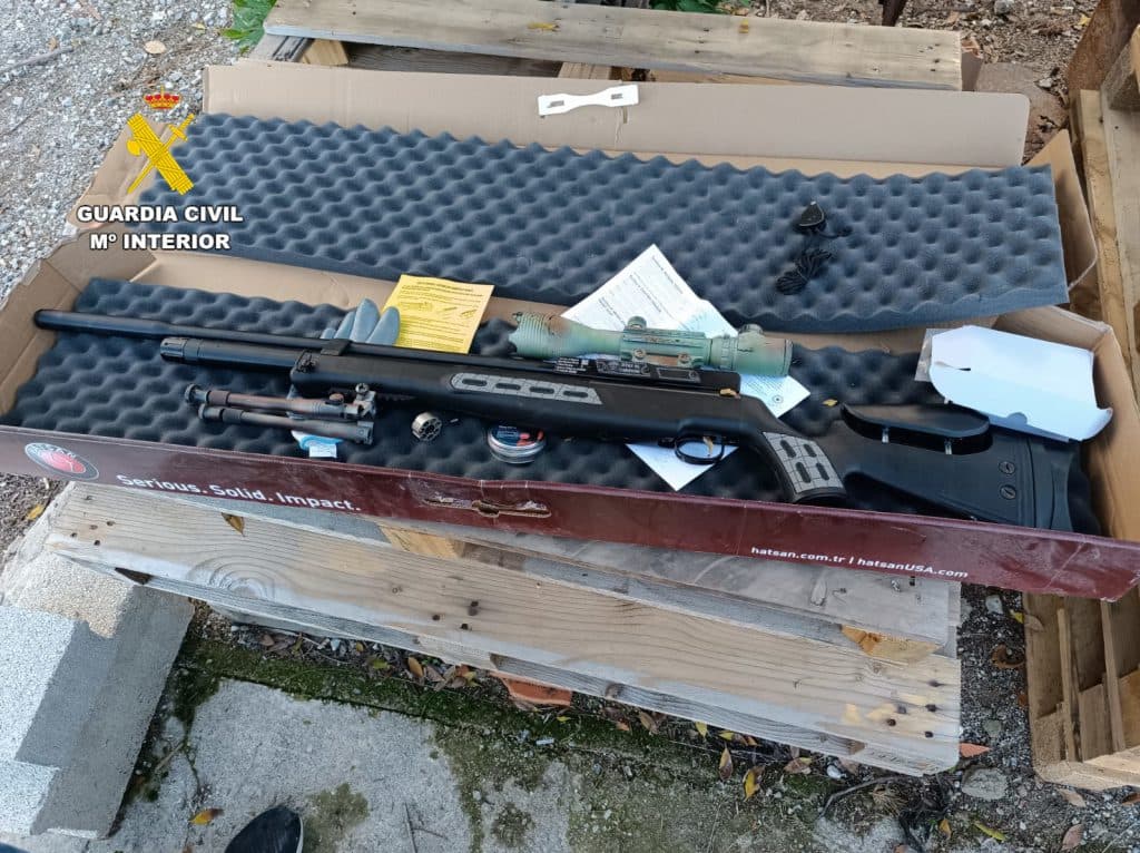 La Guardia Civil descubre dos zulos excavados en una finca y se incauta de 4200 plantas de cannabis sativa y de 4,5 kilos de marihuana