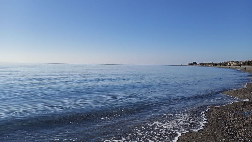 Día de Nochebuena en la Costa Tropical con una buena temperatura, mar en calma y sol