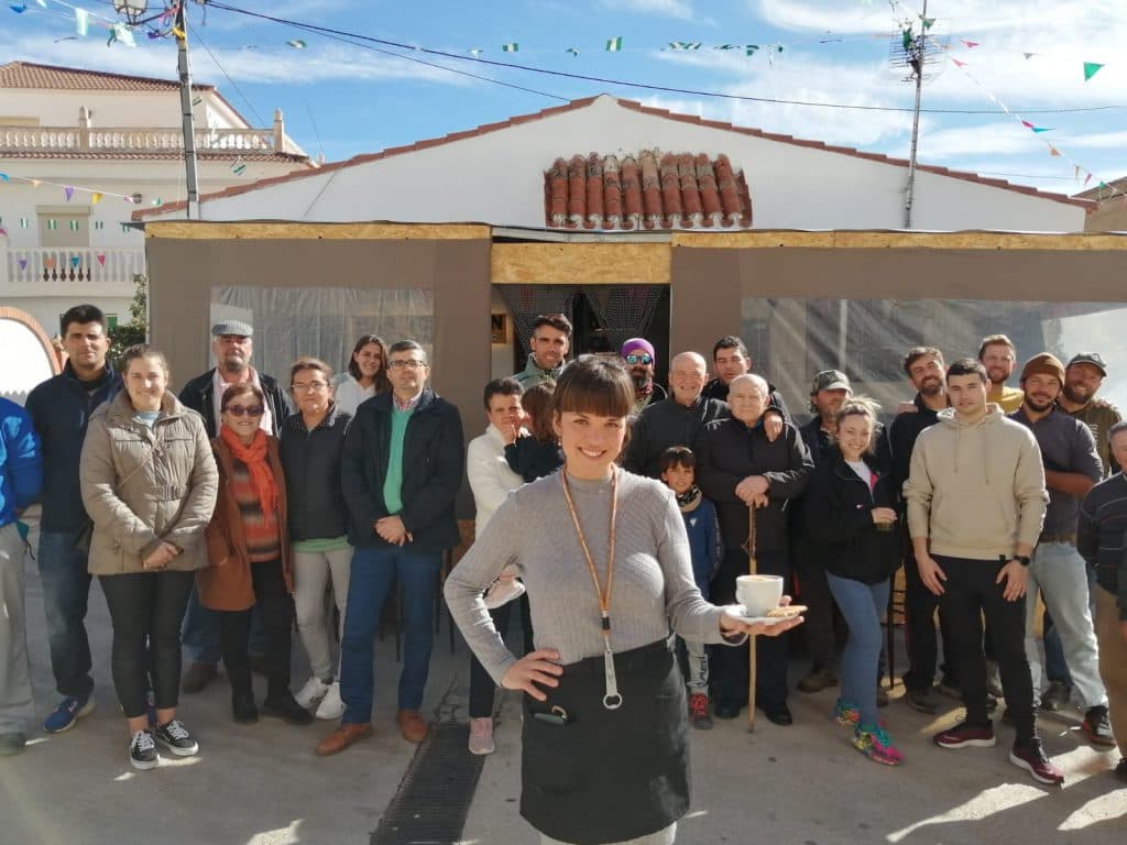 Empleo ayuda a una joven granadina a reabrir el único bar de un pequeño anejo de La Alpujarra