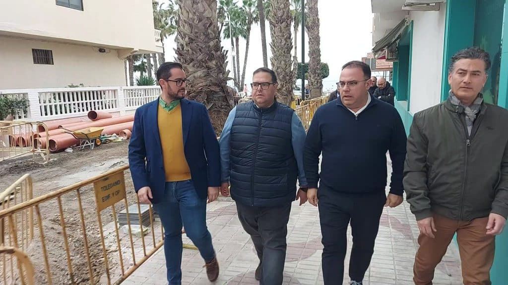 La calle Claveles de Almuñécar recibe una inversión de 50.000 euros para renovar sus redes y el pavimento