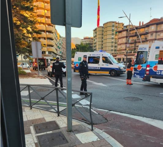 Colisión de dos turismos y una motocicleta en la rotonda Ejército del Aire de Motril