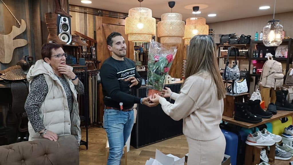 El Consistorio sexitano reparte pascueros entre los comerciantes del Centro Comercial Abierto de Almuñécar y La Herradura