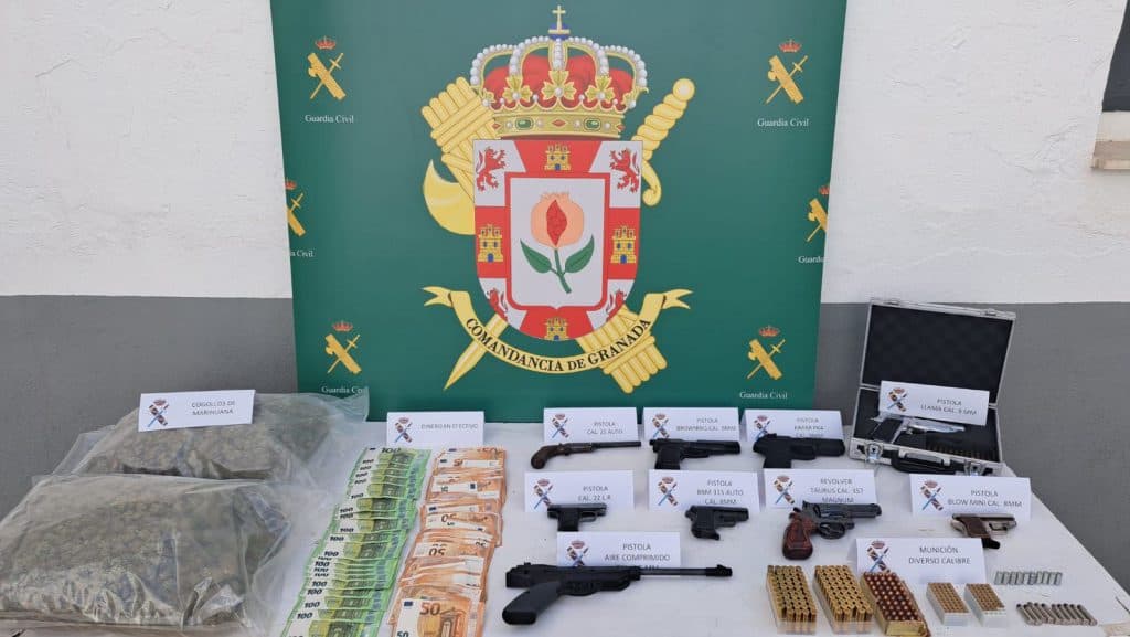 La Guardia Civil descubre un pequeño arsenal de armas en dos centros de producción de marihuana de Santa Fe