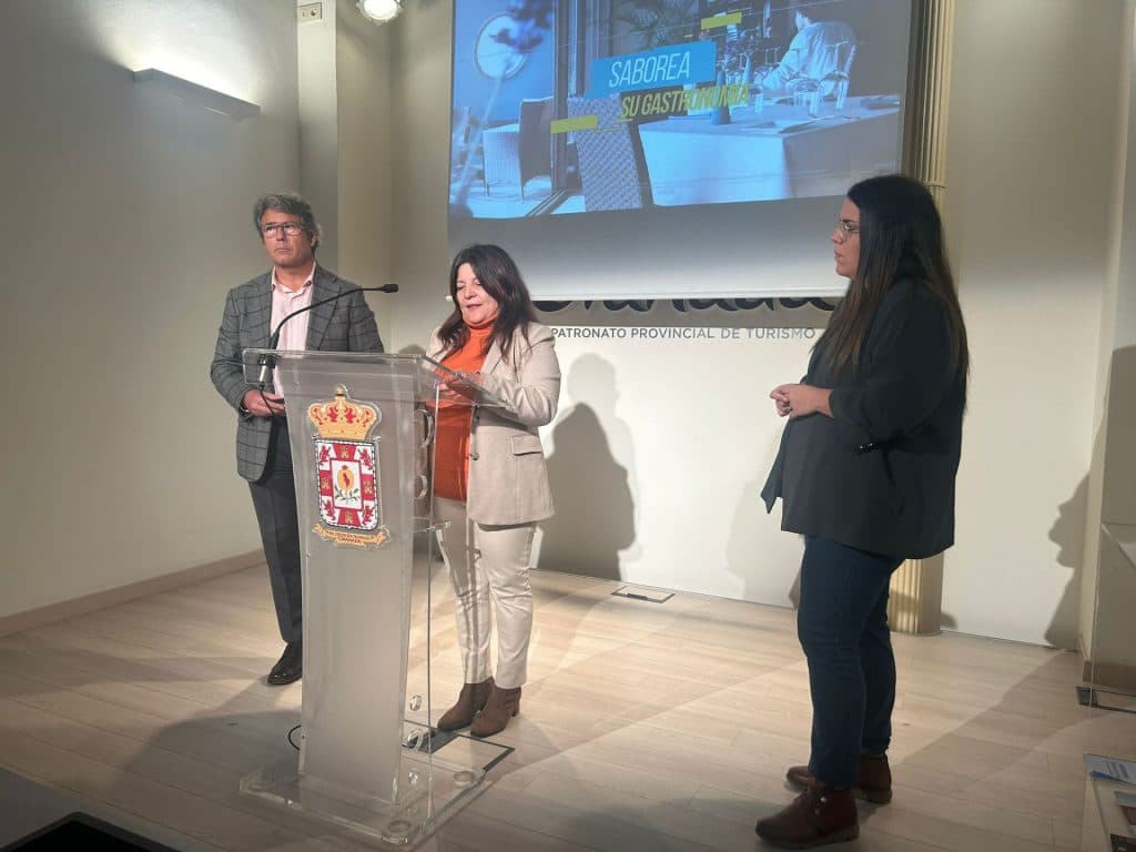 Salobreña presenta su apuesta turística en materia de deporte, música y playas para el 2024
