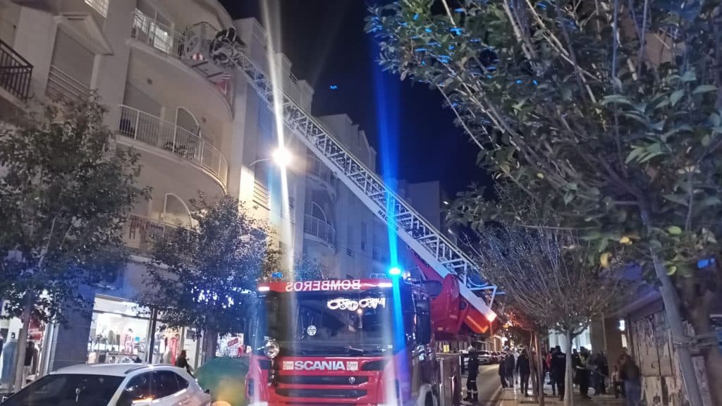 Bomberos y Policía Local evacúan desde un tercer piso a un ciudadano en calle Nueva de Motril