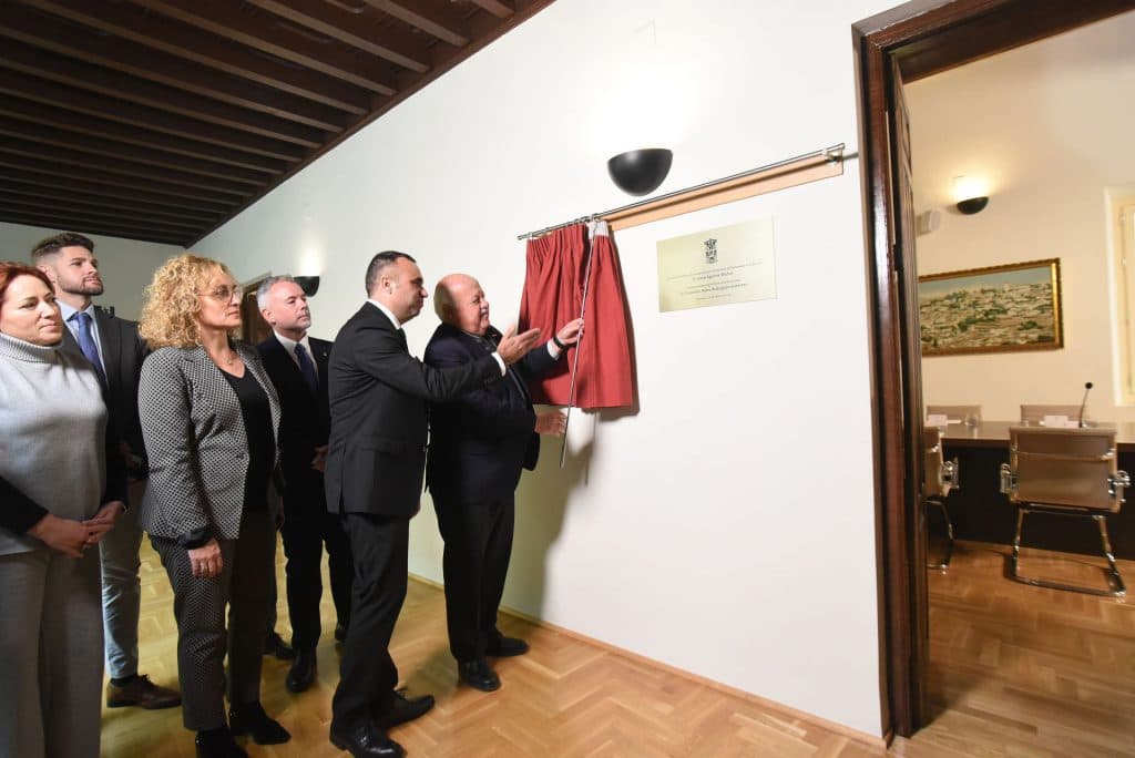 El Palacio de Niñas Nobles acoge desde hoy la Sala de Gobierno de la Diputación de Granada