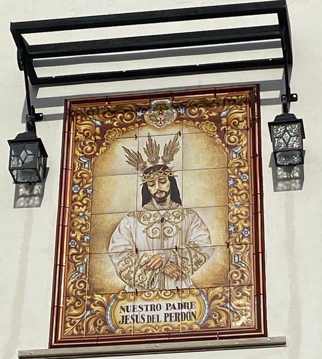 La Plaza del Carmen de Motril se embellece con un hermoso azulejo de Ntro. Padre Jesús del Perdón