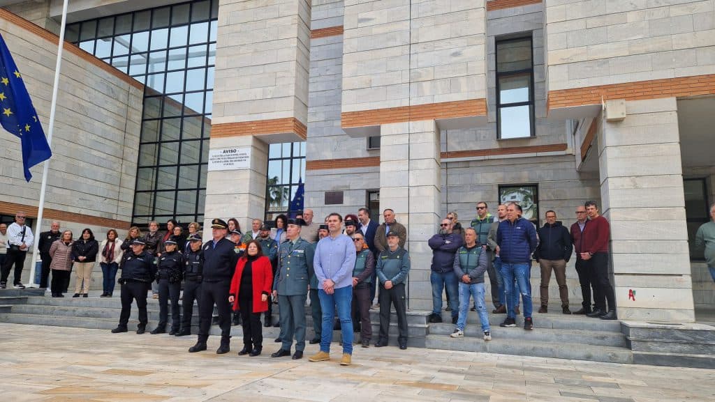 Salobreña guarda un minuto de silencio por los dos guardias civiles asesinados en Barbate