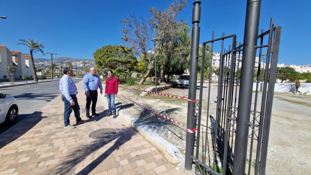 Salobreña elimina el vallado perimetral de los parques municipales