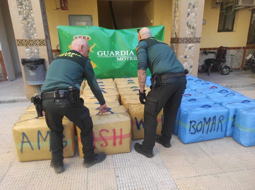 Incautados 1.841 kilos de hachís en la playa de Las Azucenas de Motril