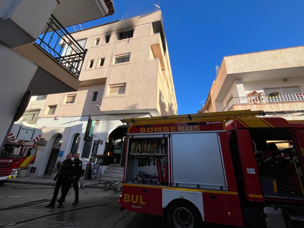 Incendio en el Hotel Costa Andaluza de Motril: Una mujer afectada por inhalación de humo y varios residentes más atendidos en el hospital