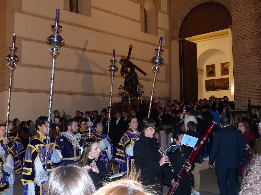 LA AGRUPACIÓN DE HERMANDADES Y COFRADÍAS CELEBRA EL TRADICIONAL VIA CRUCIS POR LAS CALLES DE LA CIUDAD