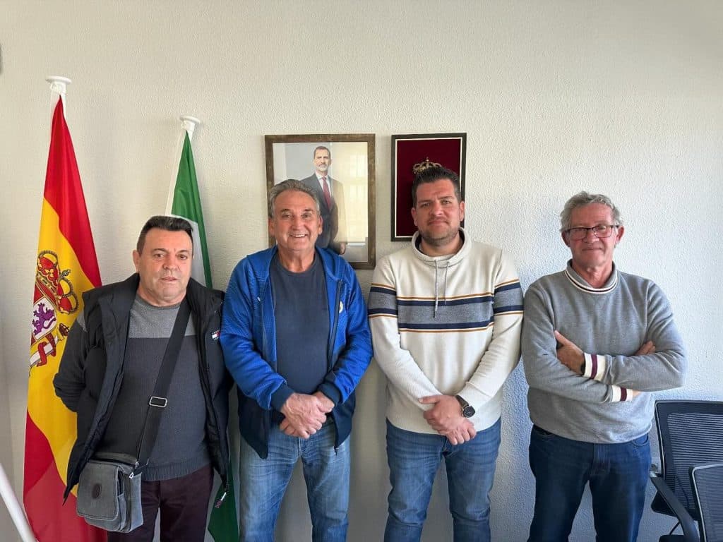 La ELA de Carchuna – Calahonda entrega a la Hermandad del Silencio y Ntro. Padre Jesús Nazareno las pulseras conmemorativas del 150 Aniversario del Templo del Carmen