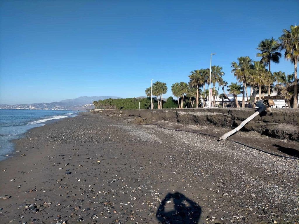 Tras largas décadas de espera, el Gobierno saca a licitación el espigón de Playa Granada