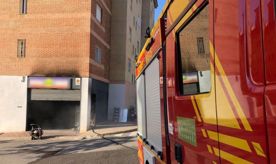 Un hombre de 48 años y una mujer de 46 afectados en Motril por inhalación de humo tras el incendio del garaje de una vivienda