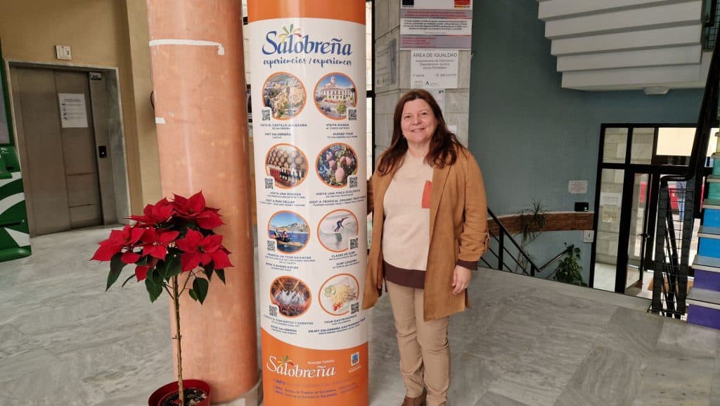 Salobreña distribuye material promocional y oferta de experiencias en establecimientos hoteleros  de la Costa Tropical