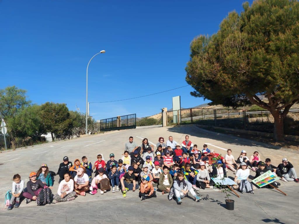 Los alumnos del colegio Cervantes plantan árboles en Lobres
