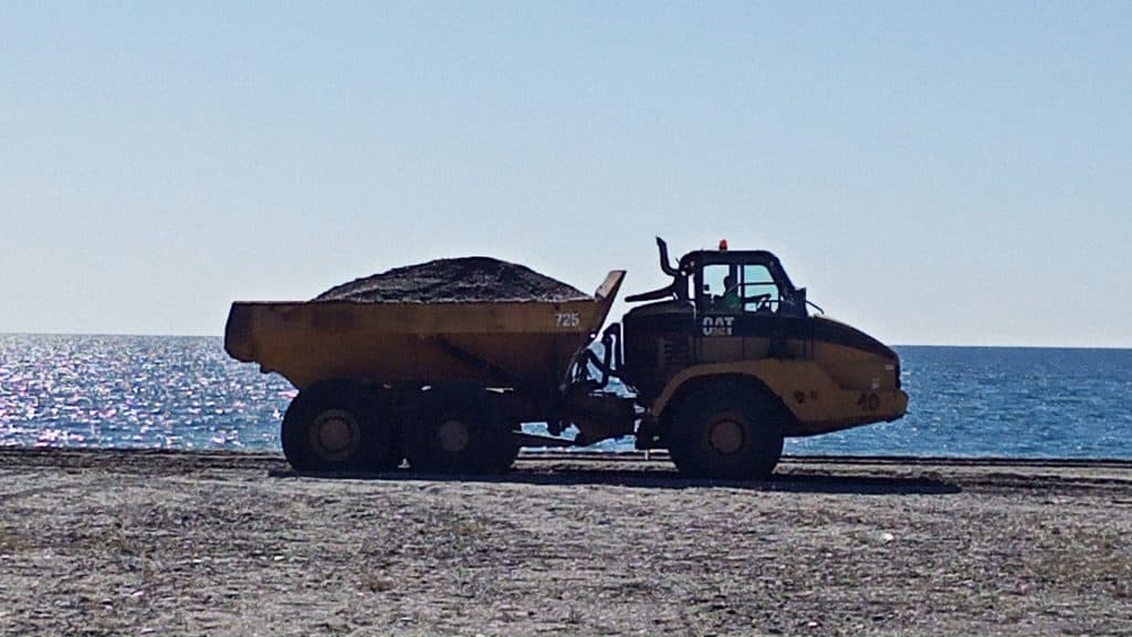 Comienza el trasvase de arena desde las playas de Poniente y El Cable a Playa Granada