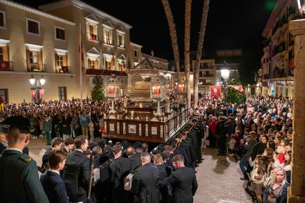 SANTO SEPULCRO Y DOLORES DESAFIAN AL TIEMPO Y PONEN EN LA CALLE SU CORTEJO SACRO