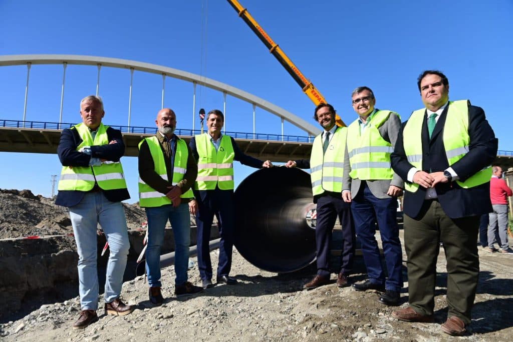 Fernández en las obras de las conducciones de la presa de Rules: «Los compromisos del Gobierno con Granada son tangibles»