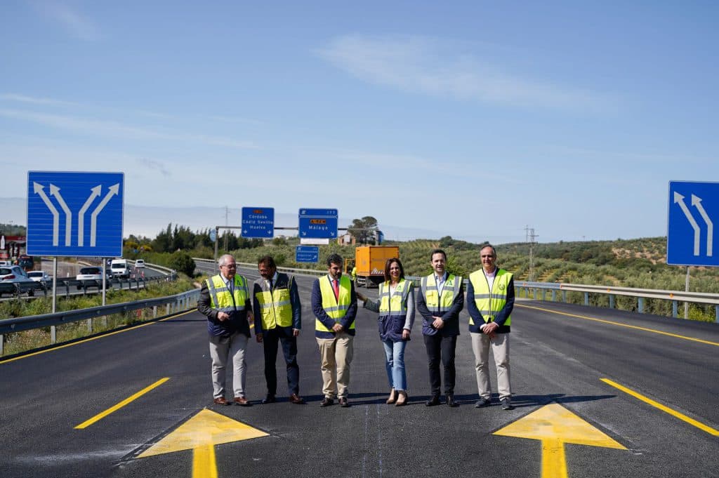 Rocío Díaz visita la reparación integral del firme de 35 kilómetros de la A-92 entre Loja y Moraleda