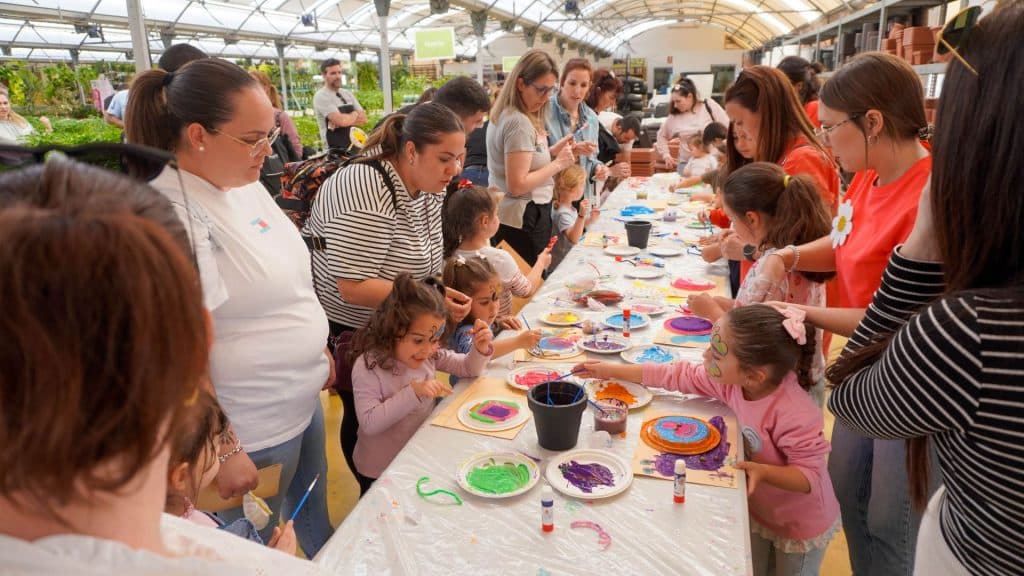 Los más pequeños se divirtieron en contacto con la naturaleza en la Fiesta de la Primavera de SaliplantGarden