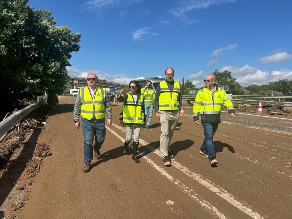 Una veintena de efectivos siguen trabajando en la A-92 en Granada para reparar el daño causado por el temporal