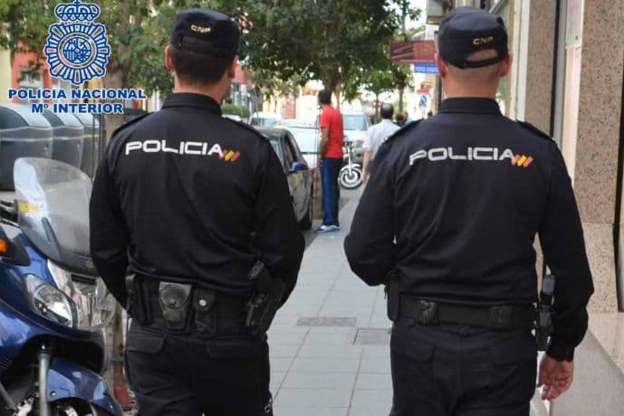 La Policía Nacional detiene a una estudiante por simular un robo con violencia para conseguir un teléfono móvil nuevo