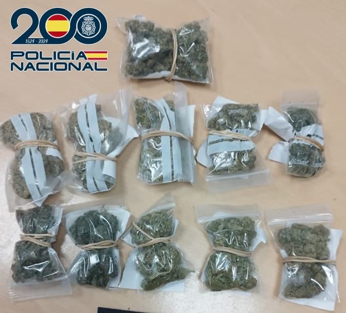 Agentes de la Policía Nacional detienen a un repartidor de marihuana al por menor en ciclomotor