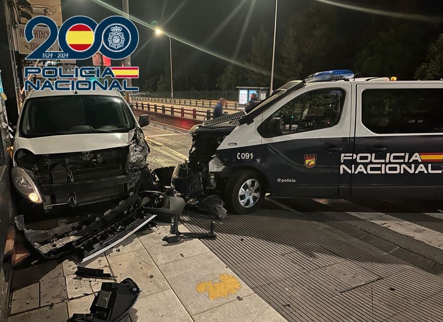 Detenidos dos individuos que embistieron con una furgoneta a varios agentes impactando contra un vehículo policial cuando circulaban de forma temeraria
