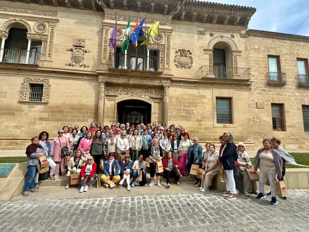 Mujeres de las asociaciones de la Villa realiza un viaje institucional a Baeza